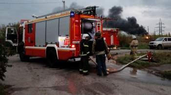 В Астрахани загорелись три жилых дома и хозпостройка