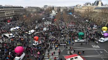 В Париже на акции протеста против пенсионной реформы начались беспорядки