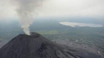 Вулкан Карымский выбросил четырехкилометровый столб пепла