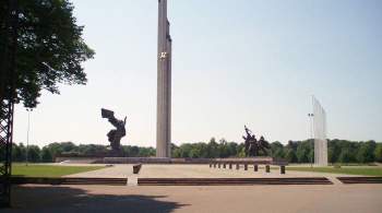 У памятника Освободителям Риги выложили красную звезду из цветов