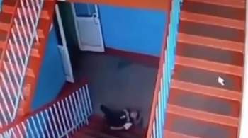 На Алтае проведут проверку после видео с упавшим с лестницы ребенком 