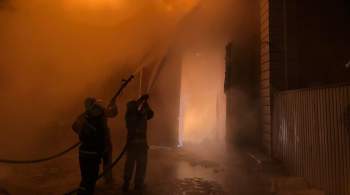 Спасатели ликвидируют пожар в торговом комплексе в центре Омска
