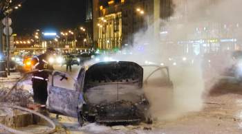 В Москве на Зубовском бульваре загорелся автомобиль