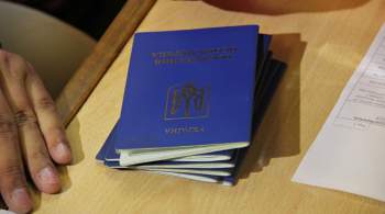 В Херсонской и Запорожской областях молодежь сжигает украинские паспорта