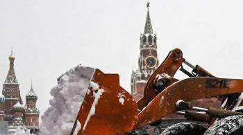 Москву после сильного снегопада убирают 12 тысяч машин и 90 тысяч рабочих