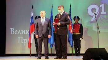 Ямальский полицейский получил медаль за спасение женщины с детьми из пожара