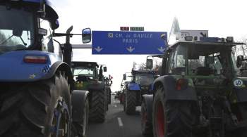 Протестующие фермеры перекрыли Елисейские поля в Париже 
