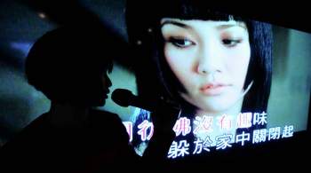 В Китае некоторые песни запретят петь в караоке для  укрепления социализма 
