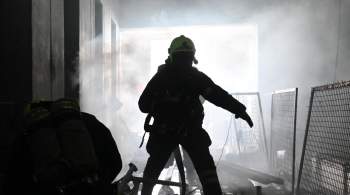 В Хабаровске тушат пожар в деревообрабатывающем цехе