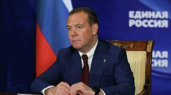 Медведев назвал обновленную конституцию условием развития России