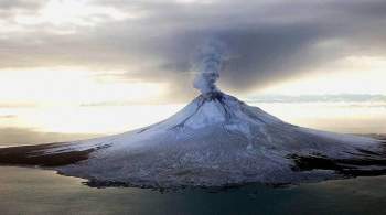 На Аляске ввели красный код опасности полетов после извержения вулкана