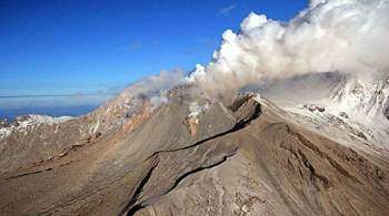 Вулкан Шивелуч на Камчатке выбросил столб пепла