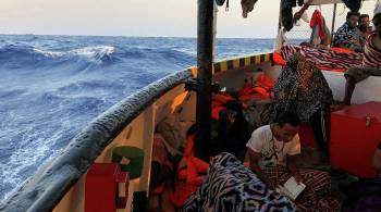 Судно немецкой НПО доставило на Сицилию более 400 спасенных мигрантов
