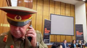 Британец в советской военной форме устроил дебош на конференции тори