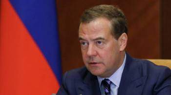 Медведев потребовал переоснастить лаборатории современным оборудованием