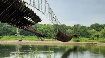 В Приморье ветер перевернул подвесной мост к селу Полыниха