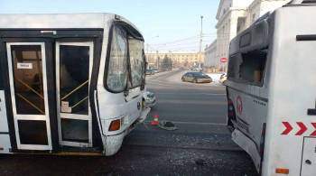 В Тюмени автомобиль въехал в автобусную остановку, есть пострадавшие