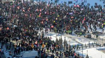 Протестующие в Канаде станцевали у Национального военного мемориала
