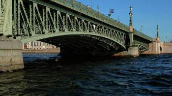 В Петербурге прогулочный теплоход наскочил на Троицкий мост