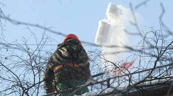 В Кирове снег рухнул с крыши на коляску с младенцем