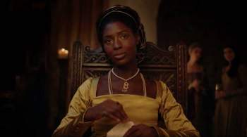 Cыгравшая королеву Англии чернокожая актриса рассказала, что думает о своей роли
