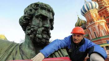 Памятник Минину и Пожарскому в Москве для реставрации обнесли забором