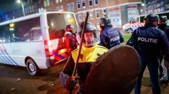 В Нидерландах полиция произвела предупредительные выстрелы на митинге