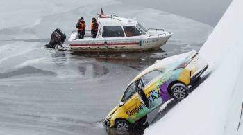 Пассажирка такси, упавшего в Москву-реку, отделалась ссадинами