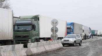 На границе Казахстана и Киргизии образовалась пробка из грузовиков