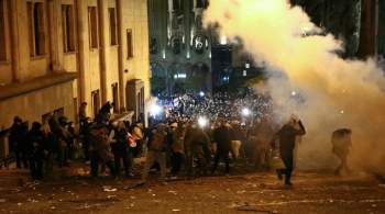 Спецназ начал разгонять акцию протеста в Тбилиси с помощью водометов и газа