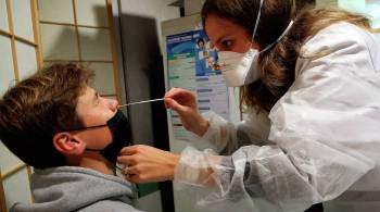 Омикрон-штамм находят у 20 процентов заболевших COVID-19 во Франции