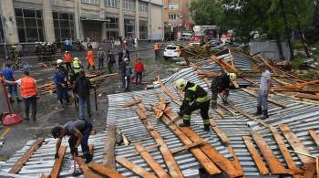 Часть крыши на севере Москвы рухнула на дорогу из-за ветра