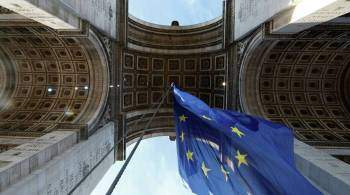 В Париже после скандала сняли флаг ЕС, размещенный под Триумфальной аркой