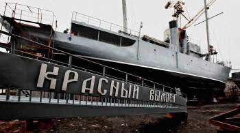 Во Владивостоке загорелся корабль-музей  Красный вымпел 