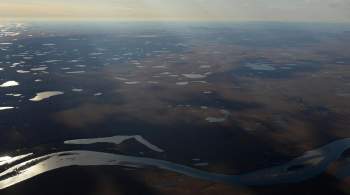 На Чукотке разлившаяся река подтопила взлетно-посадочную полосу