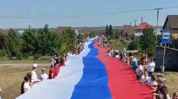 В Оренбуржье развернули флаг России рекордной длины