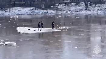В Оренбурге с дрейфующей льдины спасли троих подростков