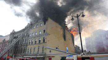В центре Петербурга загорелась кровля дома