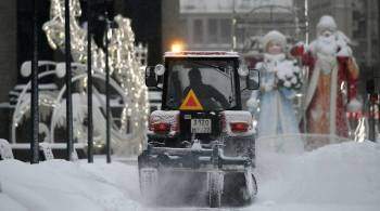 Дороги и кровли домов в Москве очищают от последствий снегопада