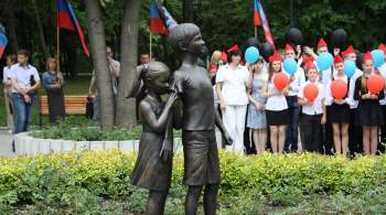 Молодежные организации возложили цветы к памятнику  Детям войны  в Донецке