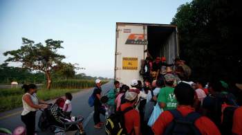 СМИ: на шоссе в Мексике бросили закрытый трейлер с сотнями мигрантов