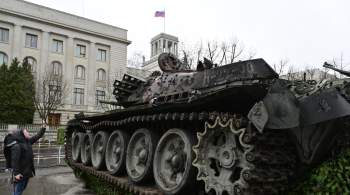 Вандалы уничтожили все цветы с привезенного к посольству РФ в ФРГ танка