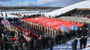 На Ржевском мемориале Советскому солдату развернули копию знамени Победы