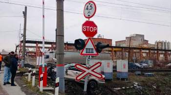 В Екатеринбурге электричка сбила легковушку, пострадал человек 