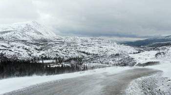 В Якутии колонна грузовиков застряла в снегу в 50-градусный мороз