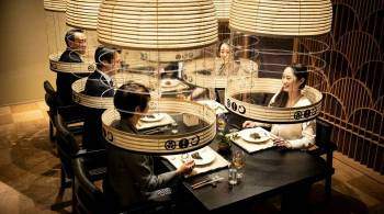 В японском ресторане посетителей начали накрывать антиковидными колпаками