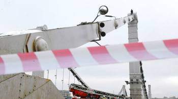 Спасатели сняли залезшего на Крымский мост мужчину
