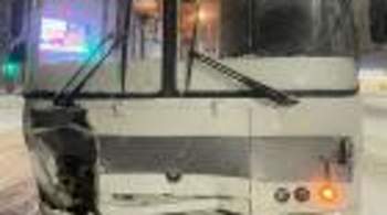 В Воронеже легковушка столкнулась с автобусом, есть пострадавшие 