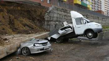 В Красноярске завели дело после обрушения из-за ливня стены на машины