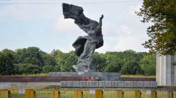 Рабочие приступили к демонтажу памятника Освободителям Риги